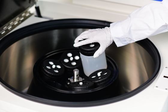 Centrifughe verticali di capacità 4L con sistema di refrigerazione che offrono un controllo di temperatura preciso da - 20°C a + 40°C per la separazione di campioni sensibili